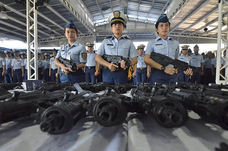 Ảnh: Chán súng Trung Quốc tặng, Philippines quay sang mua súng Israel
